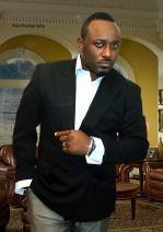 Jeffrey Epule est en blazer noir à quatre boutons